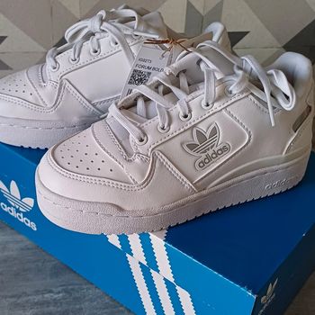 Basket Adidas original taille 29