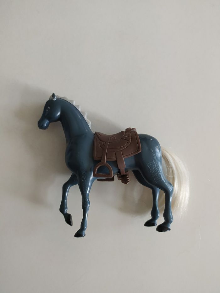 3 petits chevaux en plastique - photo numéro 2