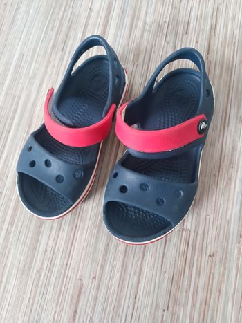 Sandales Crocs enfant taille 8 (24-25)