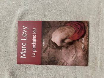 Livre – La prochaine fois – Marc Levy ⏳ Roman / Romance  Résumé : Dans ce roman mêlant amour et myst