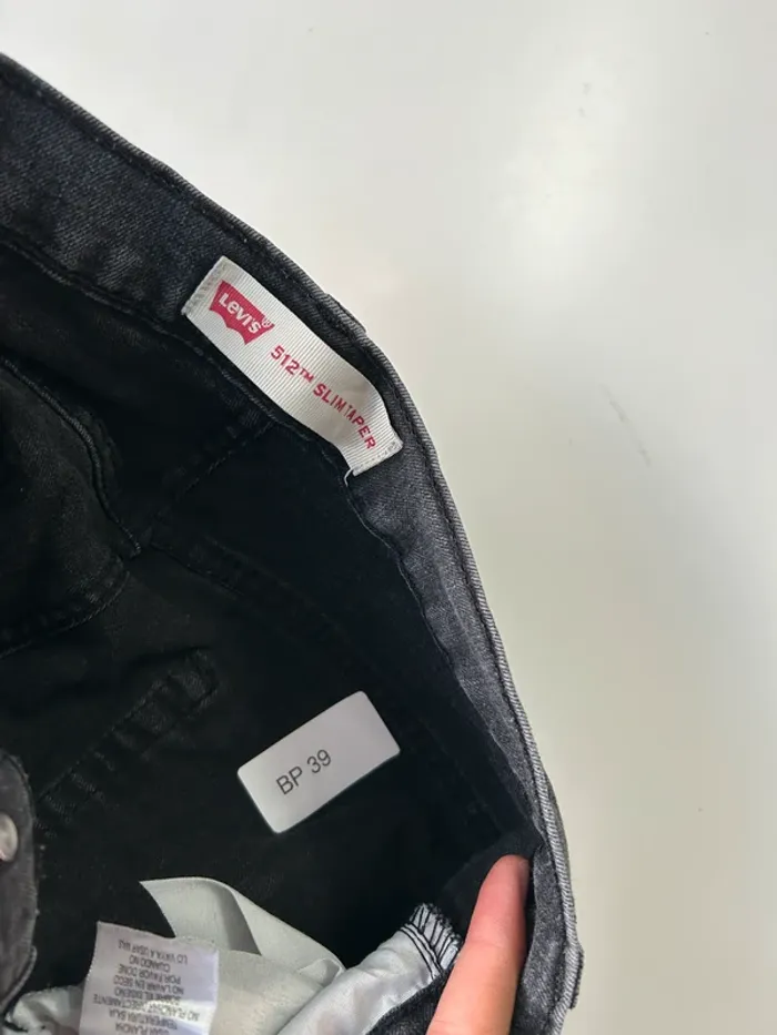 Jean Levi's Femme Noir W29 L29 | Slim Taper Troué | Taille FR40 | Très Bon État BP39 - photo numéro 4
