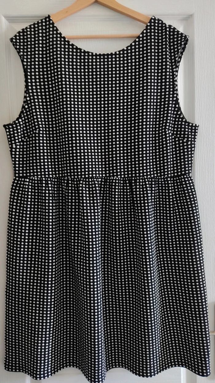 Robe noire à pois blancs sans manche - Geena
Taille XXL - photo numéro 4