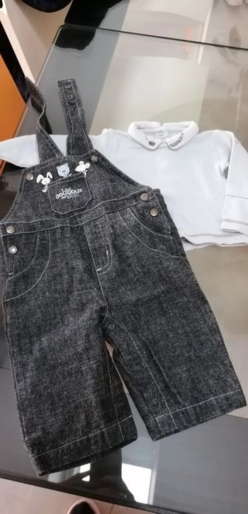 Salopette jean et tee shirt bleau