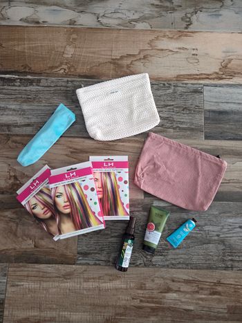 Lot soin et pochettes à maquillage neuf