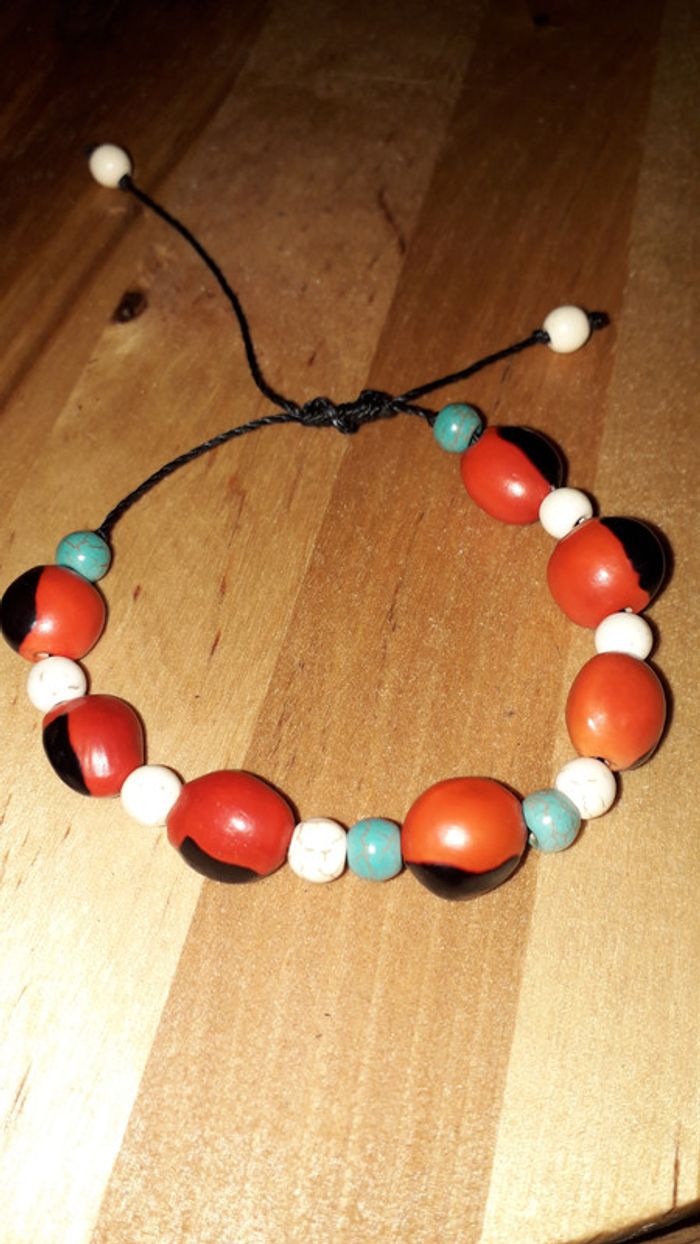 Bracelet graines du Costa Rica et turquoises blanches et bleues