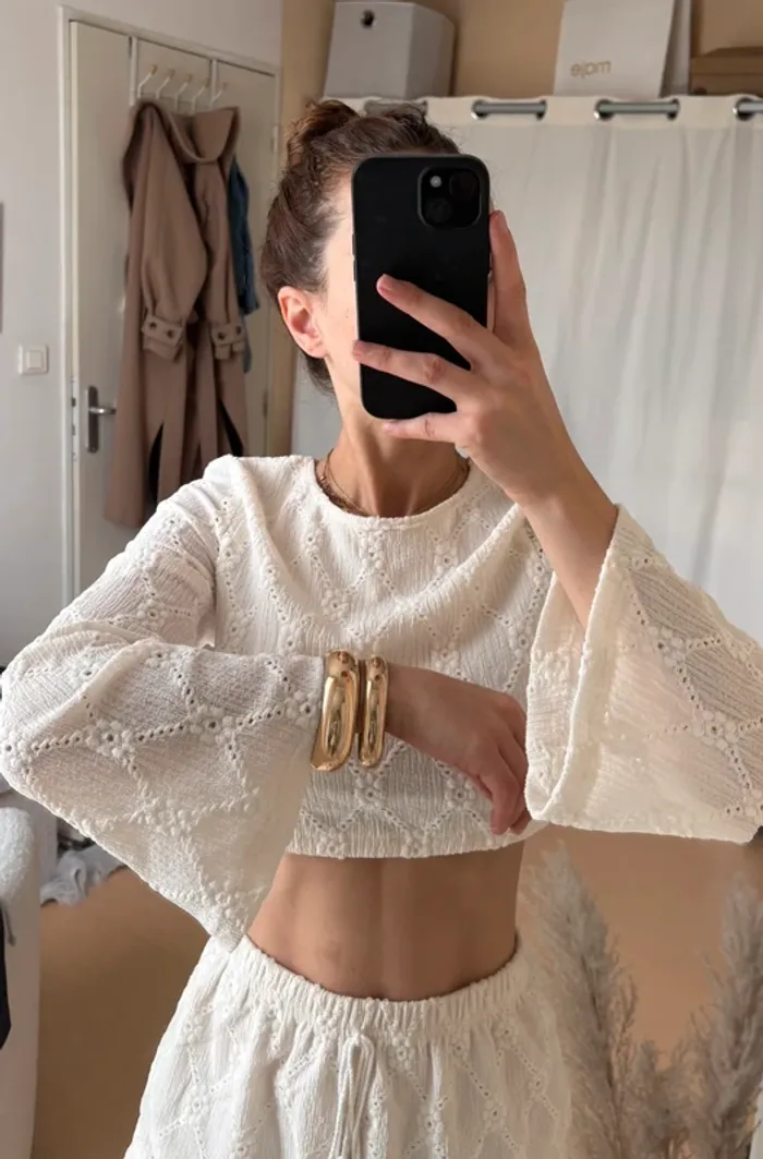 Jolie blouse crochet à manches évasées - photo numéro 4