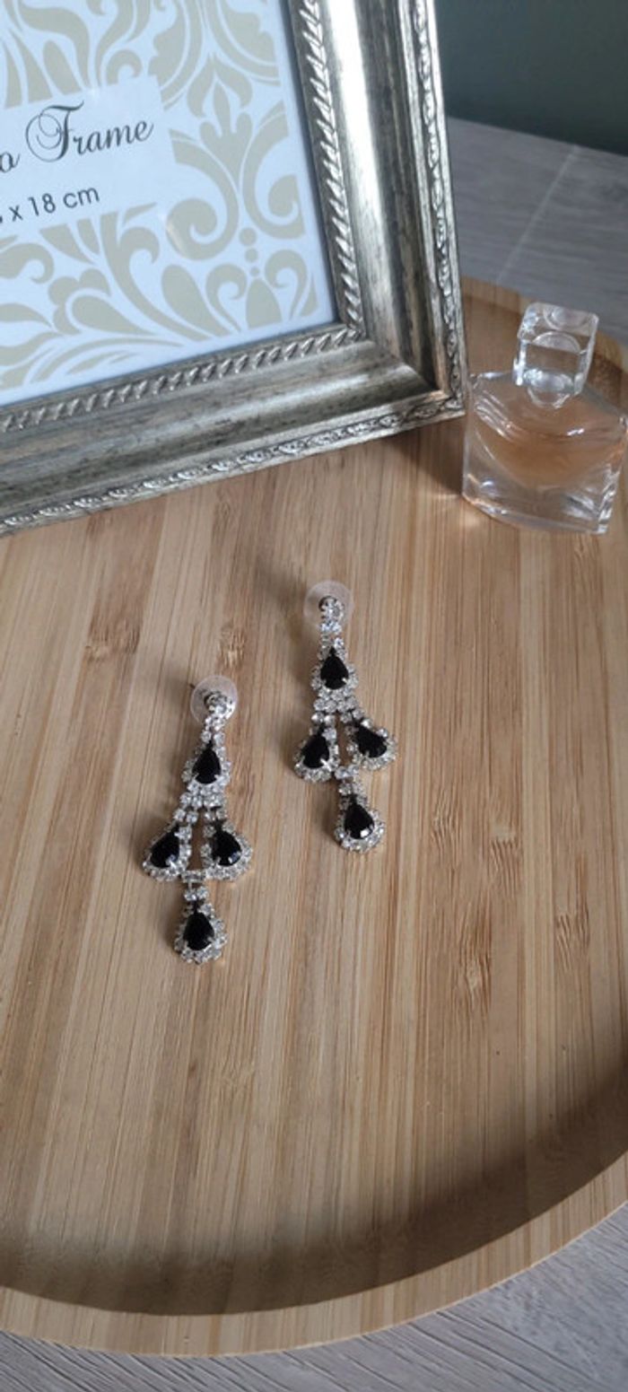 Jolie paire de boucles d'oreilles argenté et noir
