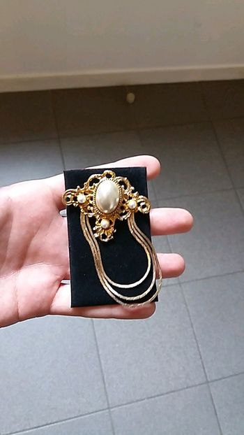 Jolie broche