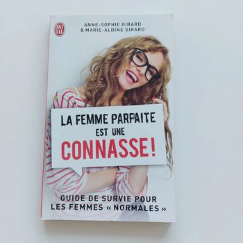 Livre - La femme parfaite est une connasse !: Guide de survie pour les femmes «normales»