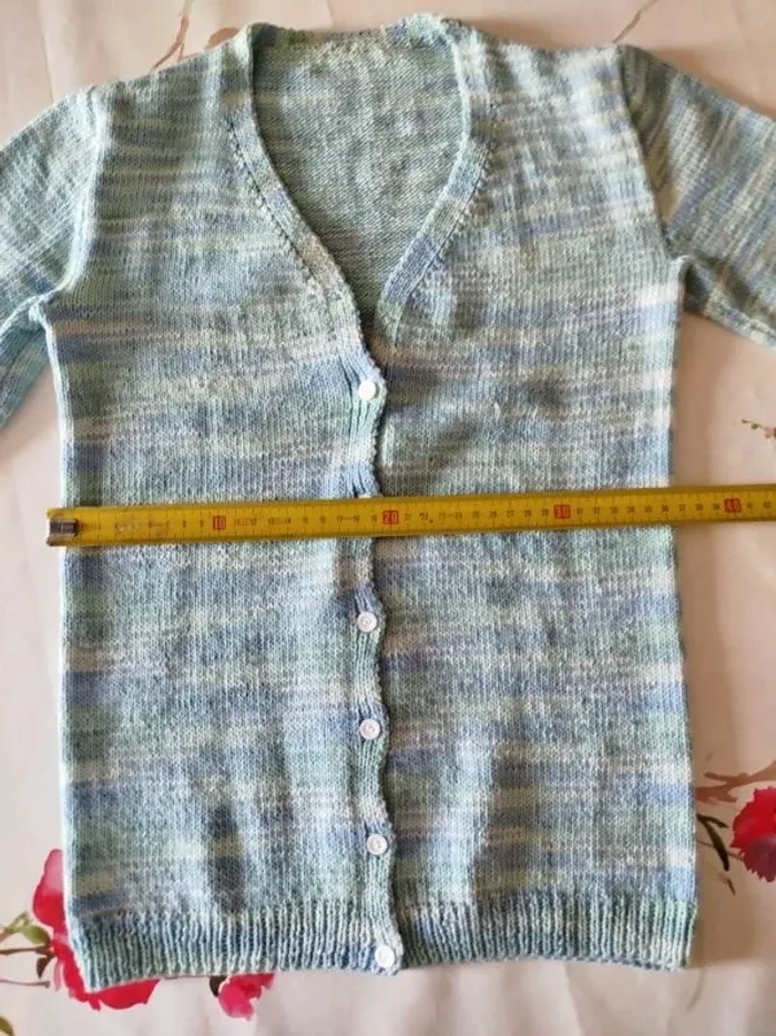 Pull et gilet tricotés main multicolores
