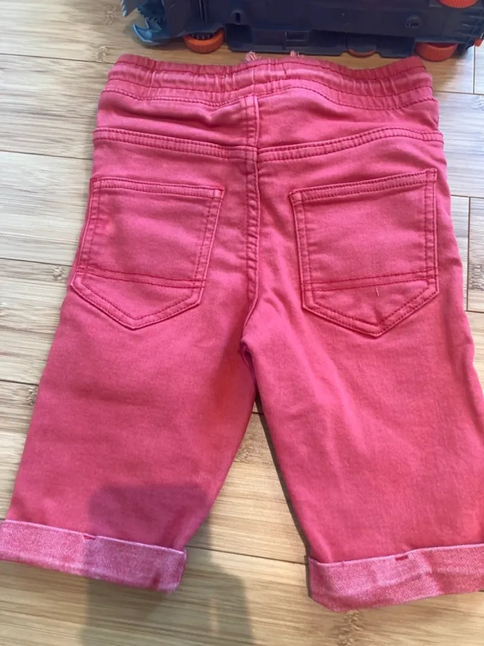 7 ans - Set de 2 shorts 1 rouge vif et 1 turquoise - taille correctement selon l'annonce - photo numéro 6