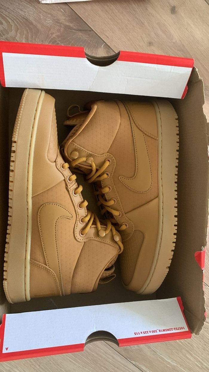 Basket Nike Court Borough Mid Winter 
Neuve jamais portée 
Taille 40 - photo numéro 7