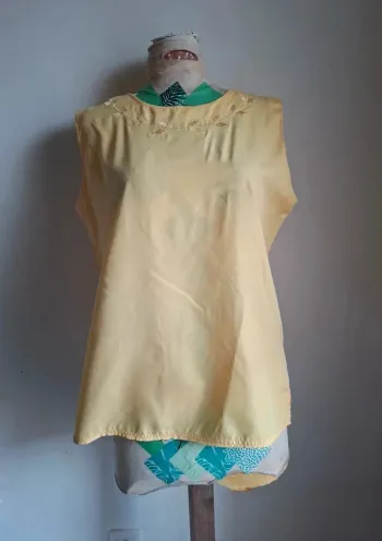 Blouse jaune brodée, légère et fluide, neuf, taille 46/48