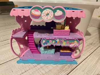 Restaurant hatchimals