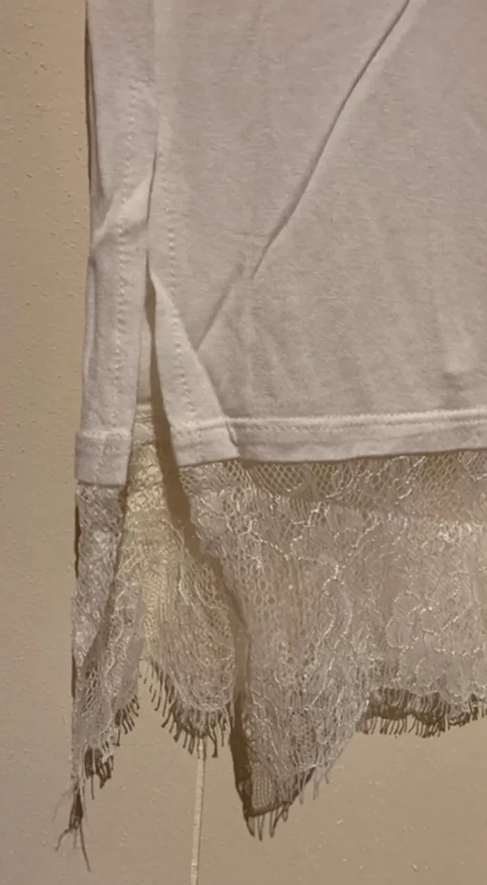 T-shirt blanc long avec bas en dentelle - photo numéro 2