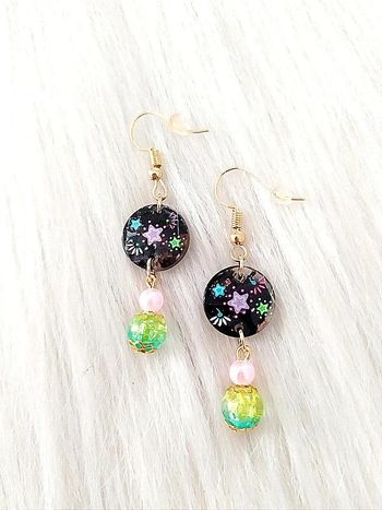 Boucles d'oreilles pendantes avec perle et motifs étoiles