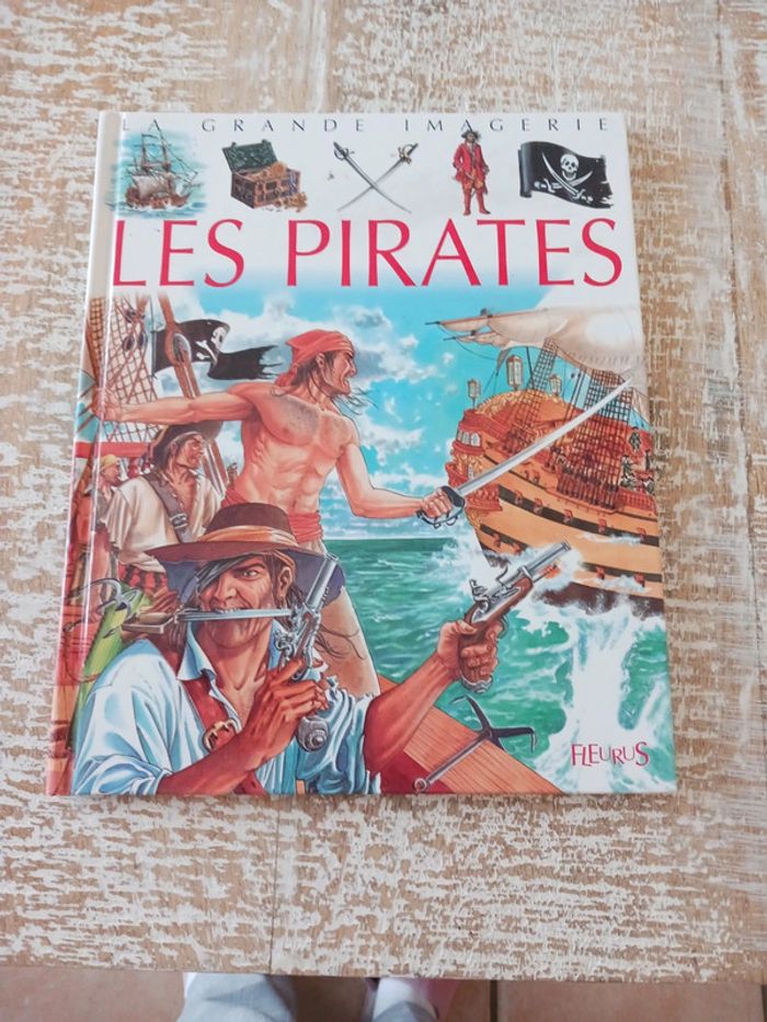 Livre la grande imagerie Les pirates