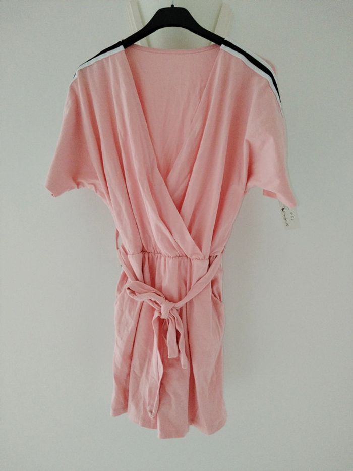 Combishort manches courtes rose à bandes noires et blanches