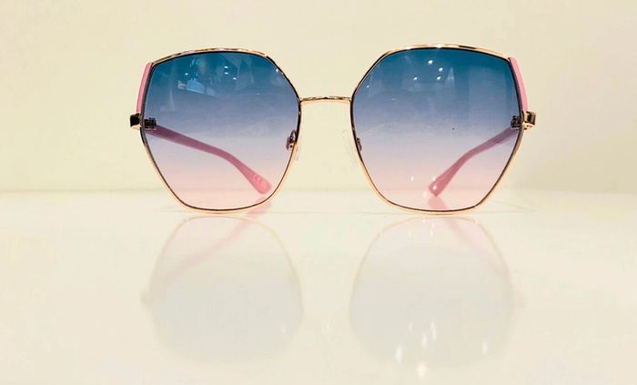 Lunette de soleil femme hexagonale rose et dorée verres bleus dégradés UV protection catégorie 1 - photo numéro 2