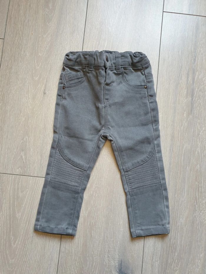 Jeans slim gris. 18 mois fille. Marque Kiabi