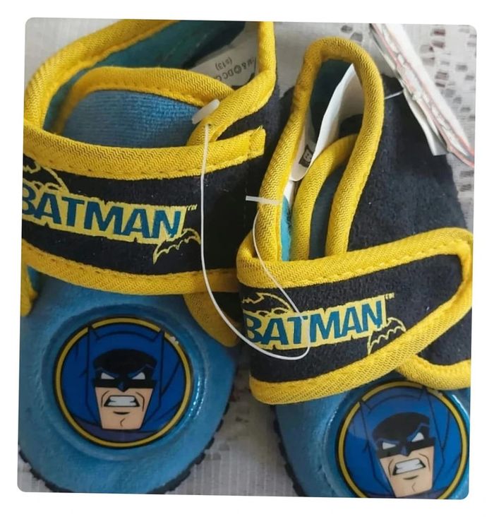 Chaussons Batman enfant - confortables, velcro, neuf, taille 20 - photo numéro 2