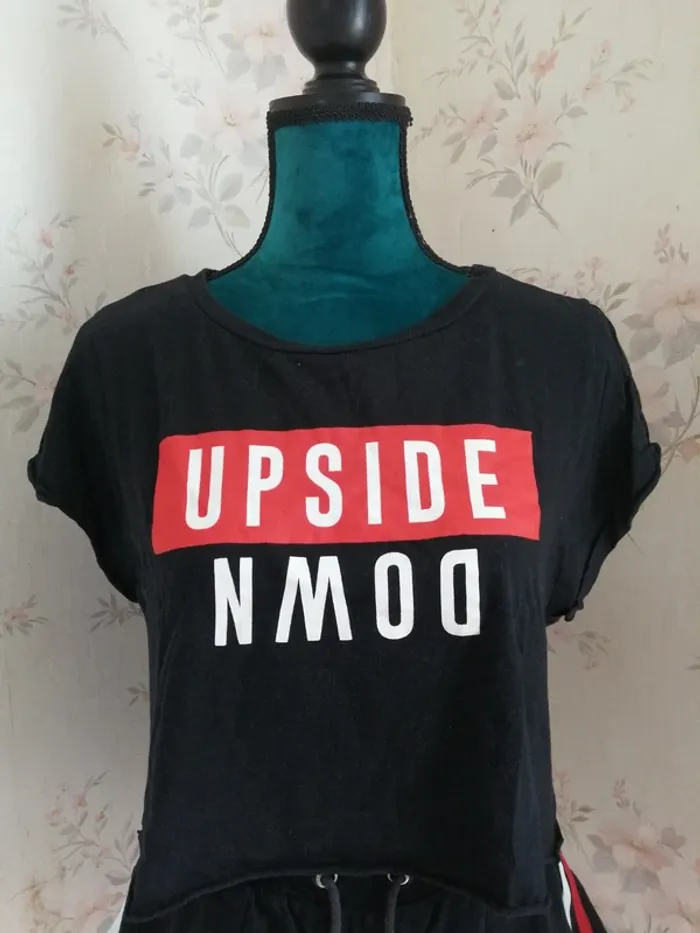 Tee-shirt crop top noir à message upside down / jennyfer / (M)