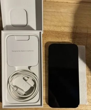 IPhone 15 Pro Max 256 Go Noir Titane - Débloqué - Batterie 89% en parfait état.