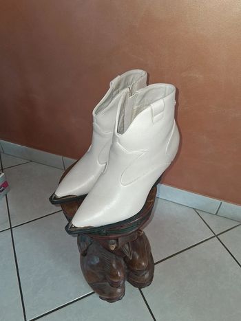 Bottines beige à bout pointu avec fourrure à l'intérieur