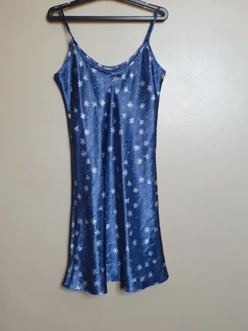 Nuisette effet satin bleue avec motifs fleurstaille 34