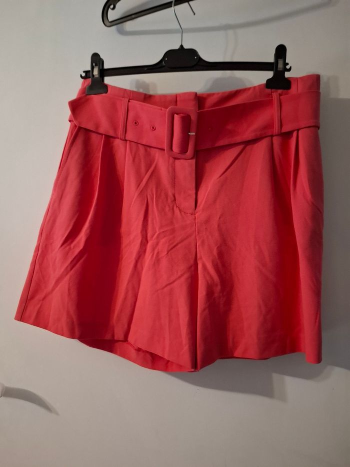 Short taille 42 avec ceinture en très bon état - photo numéro 2