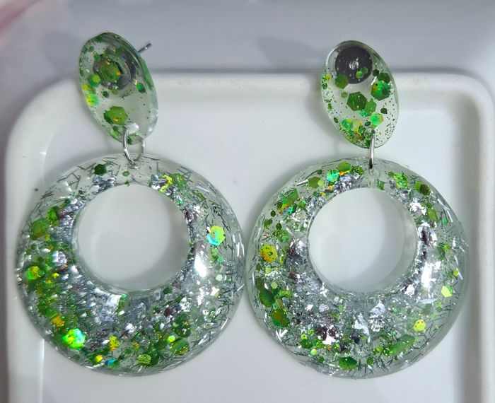 🌿 Éclat nature – Boucles d’oreilles vertes scintillantes en résine - photo numéro 6