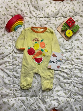 pyjama grenouillère en velours jaune motifs fruits 3 mois