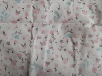 Robe blanche motif petites fleurs roses et bleues claires