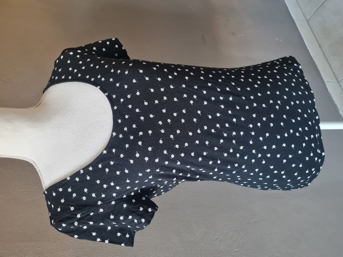 T-shirt noir fleurs blanches