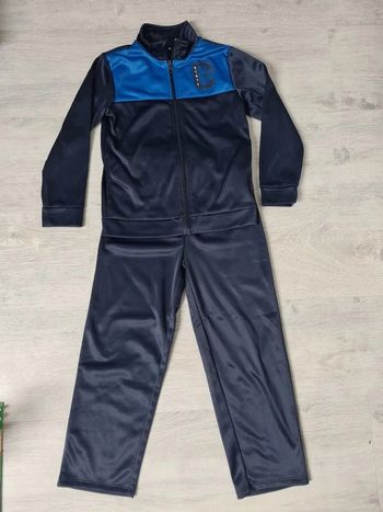 Survêtement bleu marine veste zippée et pantalonTaille 5-6 ans carrefour
