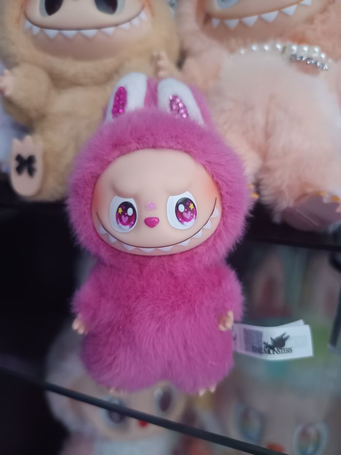 Labubu pin for love Q