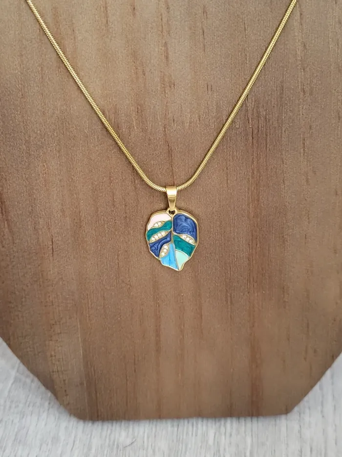 Collier pendentif en acier inoxydable avec feuille bleu 50-55 cm
