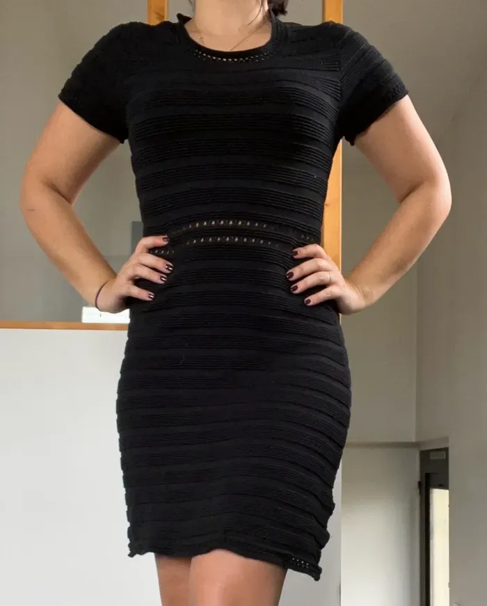 Robe noir ajourée jus d’orange