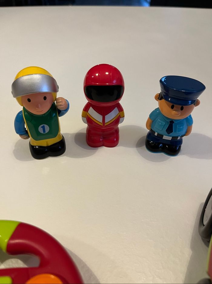 Voiture télécommandée et 4 personnages - photo numéro 4