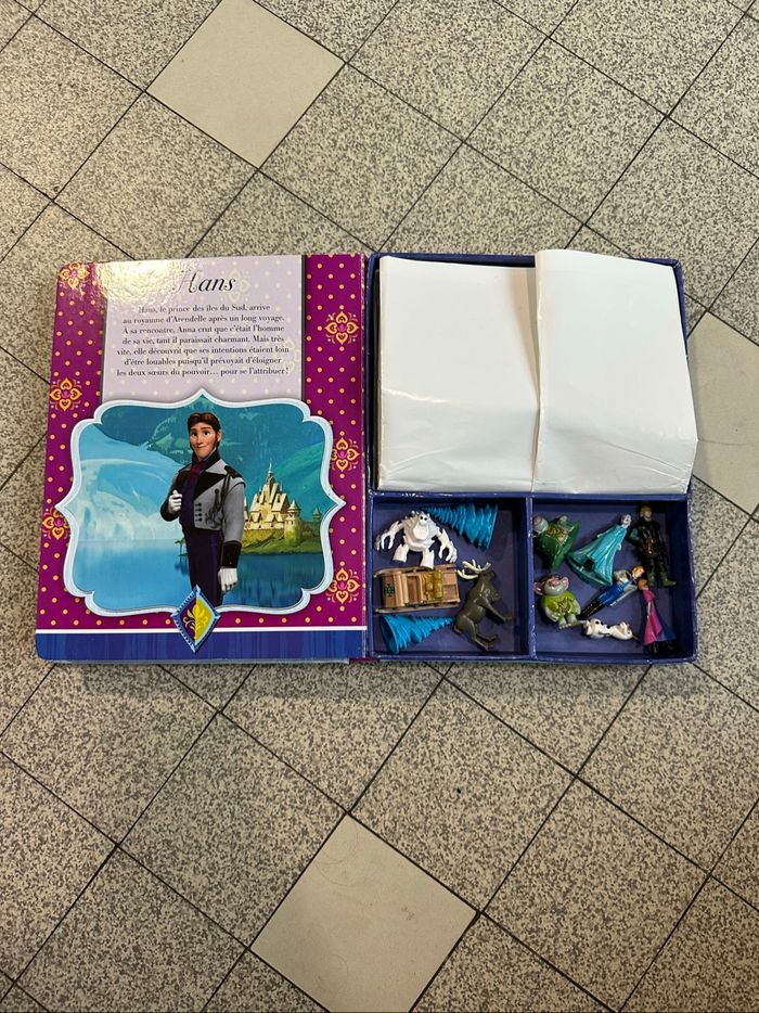 Les figurines et le tapis de jeu se rangent dans le livre Facile à transporter - photo numéro 6