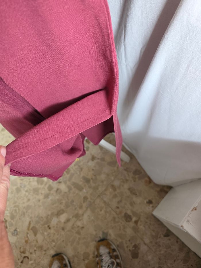 Jupe, rose/bordeaux, en excellent état, en polyester/viscose/lin, fermeture dos par zip& bouton, ceinture élastique + cordon décoratif, 2 poches avec déco, largeur de taille 35cm, longueur 72cm, marque Armand Thiery =8€ - photo numéro 4