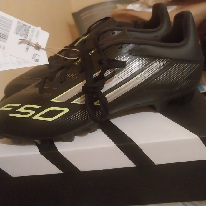 Baskets de foot adidzs neuves avec étiquette 🏷 pointure 43 et demi