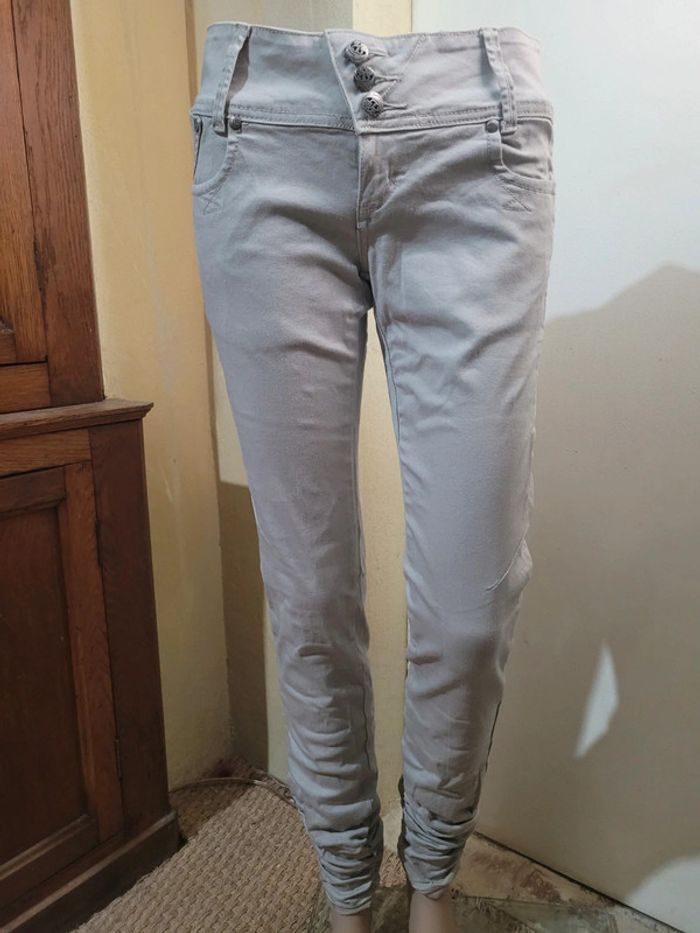 Pantalon beige, taille haute, bas plissé