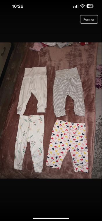 4 leggings taille 6 mois, très bon état 