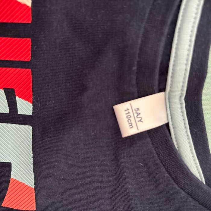 Vends lot de trois tee shirts marques dpam et okaidi taille 5 ans très bon état - photo numéro 7