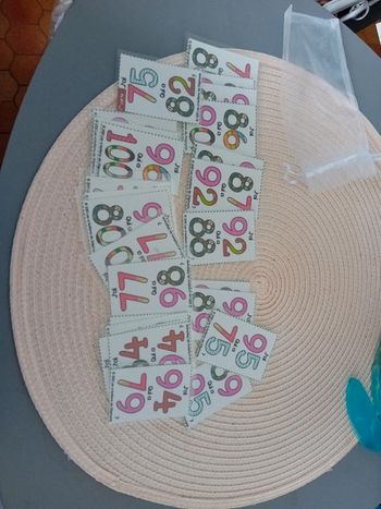 Jeu j'ai qui a sur les chiffres jusqu'à 100