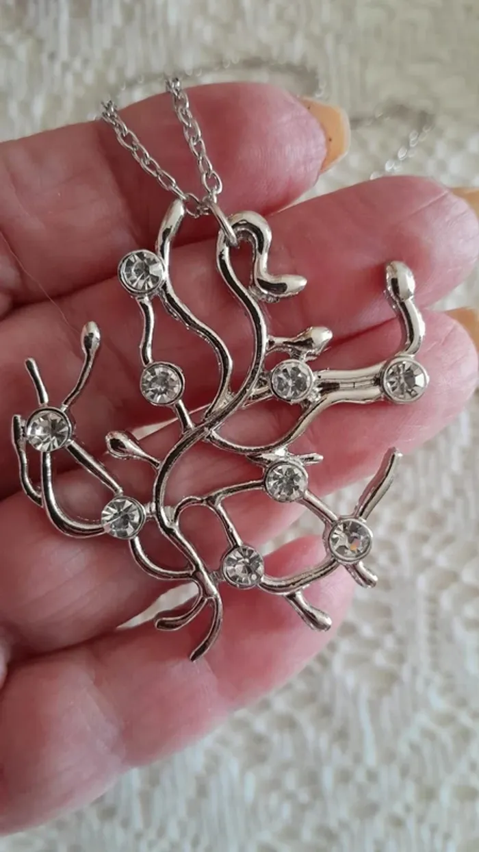 Collier "Arbre de vie" de Belle, du film Disney La Belle et la Bête - photo numéro 5