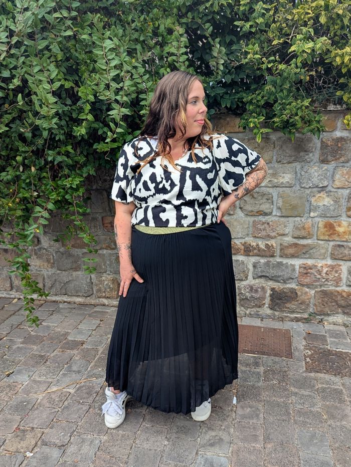 Top fluide Cholet noir/blanc manches papillon 
Taille 44 - photo numéro 2