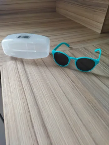 Paire de lunettes de soleil