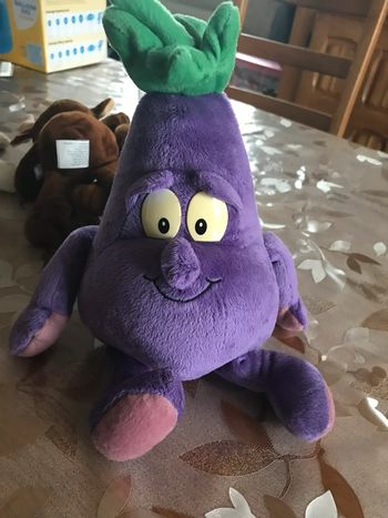 Peluche aubergine fruit Delhaize